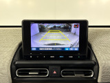 後退時に車両の後ろ側をモニター画面に表示します。車庫入れが苦手な人もこれで安心♪