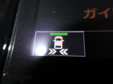 バックで出庫する際、左右から近づいてくる車両を検知し、警告音をと、ナビ画面上の矢印表示で、ドライバーに注意を促し、後退時の安全をサポートします。