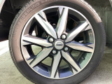 純正アルミホイールです。足元が引き立つので、車全体のイメージがアップしますよ