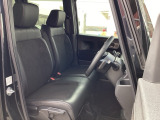 フロントシートはベンチシートです。ベンチシ―トは運転席と助手席の移動もスムーズ!狭い駐車場での乗り降りに便利です。シートの間にコンソールボックスやドリンクホルダーがないため、車内空間も広く感じます