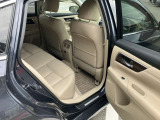 ◆後部座席◆後席も大人の方でもゆったり乗れるスペースを確保。足元も深くシートのクッションも柔らかくロングドライブの疲労を軽減してくれます。