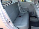 後部座席も実用的なスペースを確保しています。