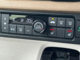 操作がしやすいエアコンパネルです。シートヒーターもついてます