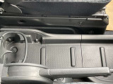 センターコンソールトレイ/リヤカップホルダーがございます。お仕事用の大きめの鞄も運転席横におけますので、いざというときに大変便利です。