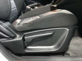 運転席は座面の上下調整ができ適切なドライビングポジションで運転できますよ♪