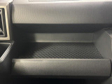 助手席側のインパネトレイは大きくてボックスティッシュも置けます!