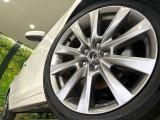 【純正18インチアルミホイール】外観にマッチした純正アルミホイールを装着しております。各種社外アルミホイールや、スタッドレスタイヤも取扱いしております。是非ご相談ください♪
