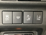 Hondaセンシング用の、VSA(ABS+TCS+横滑り抑制)解除と路外逸脱抑制機能のオンオフスイッチなどはハンドルの右側に装備しています。