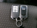 スマートキー付。キーを取り出さなくてもドアロックの施錠・開錠、エンジンの始動が出来ます。雨の日や荷物の多い日にとても便利ですね。