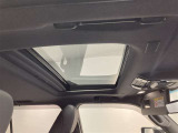 開放感たっぷりのサンルーフ付きです。車内が明るくなり、ドライブの気分も一段と高まります。