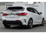 スタイリッシュなリアビュー。リアフォグランプを採用し、悪天候の走行時に後続のドライバーにし車両を示します。デザインだけではなく、安全面にも抜かりが無いBMWで駆け抜ける喜びを体感下さい。