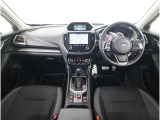 ■視界良好で運転しやすいコックピットです。シンプルで操作性の良いインパネ回りにデザインされ、SUBARUは安全性能に徹底的にまでこだわった視界設計を行っています。
