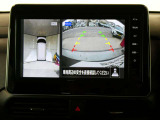 ギアを『R』に入れるとナビ画面に、まるで雲の上から覗いているような映像が映り、駐車をサポートしてくれます。