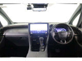 洗練されたデザインで高級感のある運転席廻り。隅々にまで心づかいが施された快適な使い勝手の良さは運転者を納得させてくれます。インナーミラーは後方映像で視界を確保してくれる電子インナーミラーです。