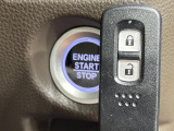 【Hondaスマートキー】カバンやポケットに入れたままでもドアの施錠・解錠が可能なスマートキーを装備。エンジンのオン・オフ時もカギを取り出す必要が無いからとっても便利です♪