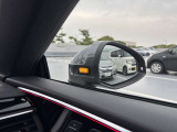●アウディサイドアシスト『後方の死角を並走する車両を検知しドアミラーの内側のLEDが点灯。ドライバーに注意を促し事故を未然に防ぐシステムです。』