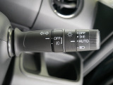 【オートライト】車外の明るさに応じて、自動的にライトの点灯・消灯をしてくれます。トンネルが続くような道でも、スイッチを操作する必要がありません。消し忘れの心配もありません。