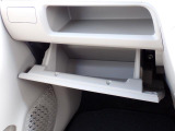 収納たっぷりグローブボックス。