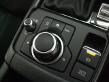 マツダコネクトを操作するコマンダーコントロールです。運転中に自然と手の触れる位置に配置されています。
