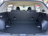 ラゲッジルームは、大容量のスペースを確保。普段のお買い物からレジャーまで、幅広く活躍してくれます!また、リアシートを倒すことでバリエーション豊かにお使いいただけます。