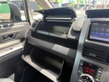 【グローブボックス】大容量のグローブボックスです!!車検証ケース他、日頃使う小物類の収納スペースもたくさんあります!