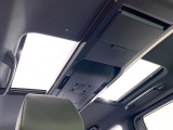 【ガラスルーフ】ガラスルーフ搭載で車内の解放感が一気にアップ!開放的なドライブをお楽しみいただけます。