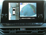 全周囲カメラで、クルマを上空から見下ろしているかのような映像を映し出します。周囲の状況がひと目でわかります!