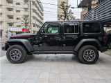ホイールアーチが台形なのはJeepのみのデザインになり、ここを見てもJeepとすぐ分かります