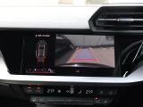 バックカメラ駐車時、後退時に後方を確認する事ができる安全快適装備になります映像だけでなくセンサーにより障害物の距離もドライバーに直感的に伝えてくれる機能になります。