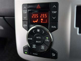 左右独立温度コントロールフルオートエアコンです。運転席、助手席それぞれで独立して温度設定ができます。冷え性の方が乗っても安心ですね♪