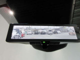インテリジェントルームミラー装備後部の様子をカメラで映すので後席の人や荷物に視界を妨げられません通常のミラ-にも切り替えられます