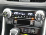 【オートエアコン】車内温度を感知して自動で温度調整をしてくれるのでいつでも快適な車内空間を創り上げます!どの席に座っても快適なドライブが楽しめます♪
