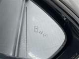 ブラインドスポットモニター(BSM)を装備しています。隣を走る車両が死角に入るとミラー内LEDインジケーターが点灯。さらに、ウィンカーを出すとインジケーターが光って点滅して注意を促してくれます。