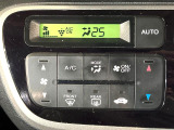 【オートエアコン】一度お好みの温度に設定すれば、車内の温度を検知し風量や温度を自動で調整。暑い&hellip;寒い&hellip;と何度もスイッチ操作をする必要はありません。快適な車内空間には必須の機能ですね♪