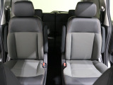 後部座席もゆったり座れます。