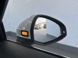 ●アウディサイドアシスト『後方の死角を並走する車両を検知しドアミラーの内側のLEDが点灯。ドライバーに注意を促し事故を未然に防ぐシステムです。』