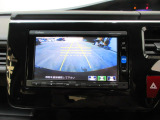 バックカメラの画像です。ガイドラインがスムースな車庫入れをサポートいたします。車庫入れの安心感がアップしますね。