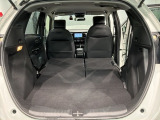 リア席を倒せば広々とした空間の出来上がり!床が低くフラットになり、天井までの高さがありますので積載が便利です。