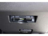 高速道路の利用時に便利なETC。料金所での停車や小銭を探す手間がなくなり快適です♪見た目もすっきりとしたビルトインタイプを装備しています。