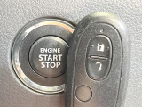 【キーレススタートシステム】カバンやポケットに入れたままでもドアの施錠・解錠が可能なスマートキーを装備。エンジンのオン・オフ時もカギを取り出す必要が無いからとっても便利です♪