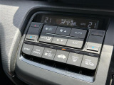【左右分離型フルオートエアコン】運転席と助手席でそれぞれお好みの温度設定が可能で全席にも適切な空調をお届け致します。