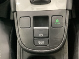 セレクトレバーの下に電子制御パーキングブレーキがあります。スイッチひとつで、停車した地点の傾斜などをシステムが検知・判断してブレーキ力を自動的に最適制御し、しっかり停車できるパーキングシステムです。