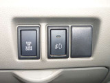 【運転席操作部】左リアスライドドア部分の電動ON/OFFスイッチです。ハンドル右下部分にございます。また、フォグランプのON/OFFスイッチもこちらにございます。
