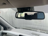 アラウンドビューモニター・バックモニター表示機能つきルームミラー。夜間走行時に便利な自動防眩機能付きです。