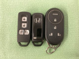 スマートキー付きですからドアロックの開閉およびエンジンスタートが楽々です。電動スライドドアの開け閉めもボタンで操作できます。加えて、純正リモコンエンジンスターター用の操作キーもついています。
