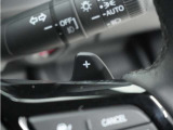 ◆減速セレクター装備◆ステアリングホイールの左右に取り付けられた2つのパドルスイッチで減速の強さを調整。 左側の「-」を操作すると減速を強く、右側の「+」を操作すると減速を弱くすることができます。