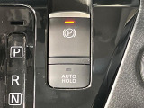 【オートブレーキホールド】信号待ちや渋滞で停車時にブレーキから足を離しても、停止状態を保持してくれます。前進するときはアクセルを踏めば自動で解除されるので安心♪街乗り運転が楽になります♪