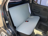後部座席も気になるようなキズ・汚れやへたり等、大きなダメージはなく、良好な状態です。