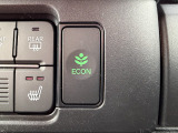 ECONスイッチ(ECONモード) エンジンだけでなくエアコンなども含めてクルマ全体を燃費優先で自動制御するECONモード。早く車内を涼しくしたい夏場など、空調を優先したい時には、スイッチを押してOF