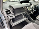助手席側にはドリンクホルダー、アッパーボックス、グローブボックス収納を装備。